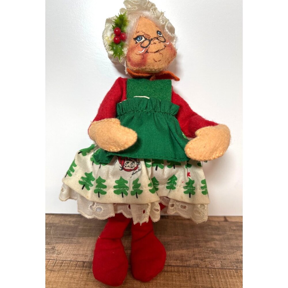 Vintage Annalee Mrs. Claus Christmas Doll With Green Apron & Tree Skirt 1987